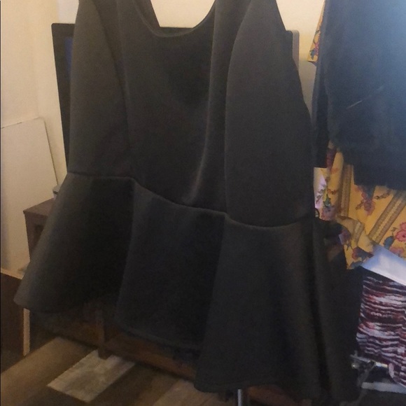 Sleeveless peplum top - Picture 2 of 3